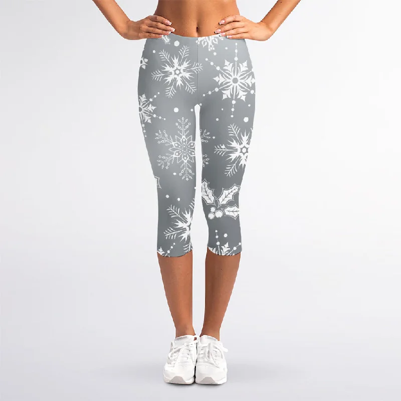 Silver And White Snowflake Pattern Print Women's Capri Leggings